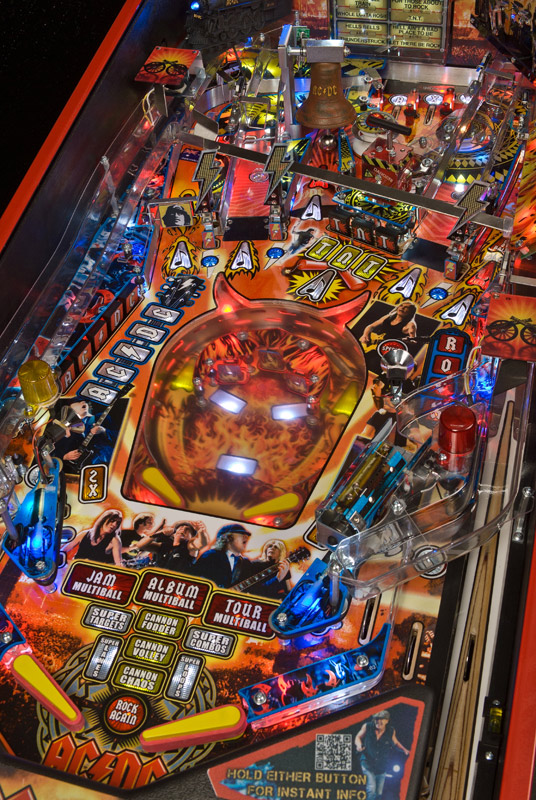 The playfield contains numerous colour-changing LEDs which react to the current state of gameplay