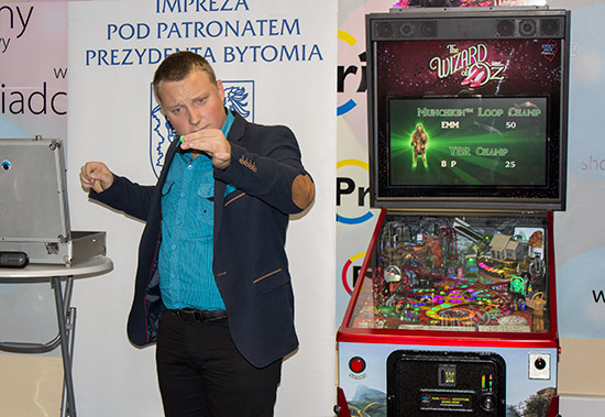 WOZ shares the stage at Printimus Pinball with illusionist Krystian Bączyński