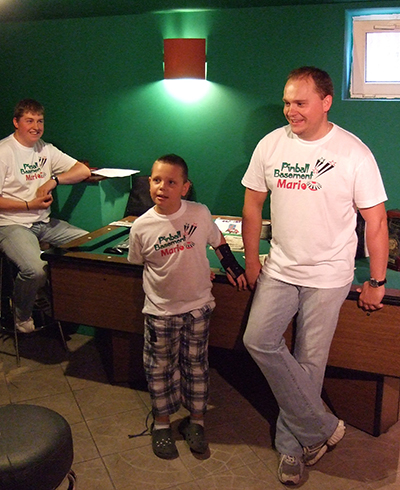 Mariusz (R), his son Kuba and Mariusz's brother Dominik (L) before one of the tournaments held in his cellar in 2011