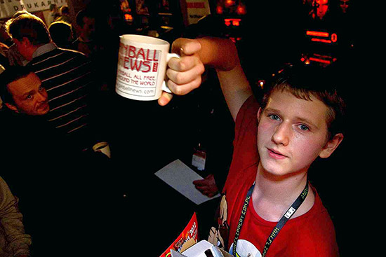 Benek with one of the prizes - a Pinball News mug