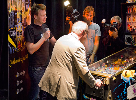 Gerrit Zalm plays a game of The Addams Family against Jim Jansen