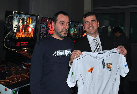 Mario Anzini gets the Italian national team T-shirt