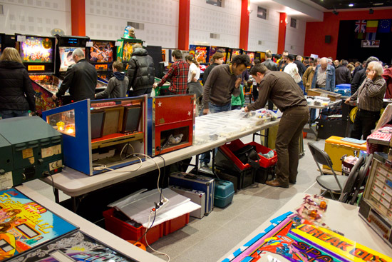 The second row of free play games with some of the vendor stands
