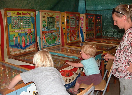 Young gamblers under supervision from their mother!