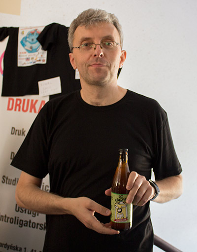 Marcin with his bottle of Kingpin American IPA beer flavoured with mandarin and green tea