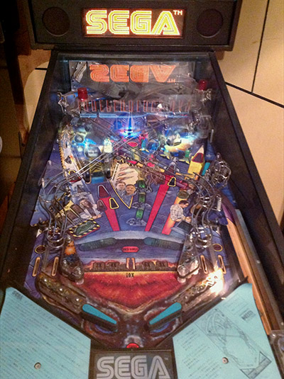 Independence Day's playfield with large instruction decals on the apron