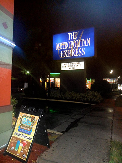 The main entrance to the Metropolitan Express hotel